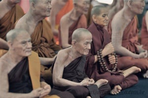 Monges Orando