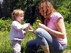 Mãe e Filha no Jardim