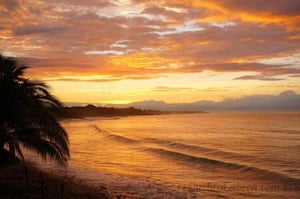 Um quebra-cabeça com um pôr do sol e montanhas ao fundo