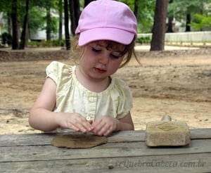 Menina Brincando com Argila